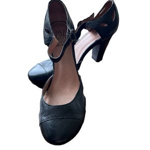 Miz Mooz Joanne Sz 8.5 Black Leather heeled ankle strap